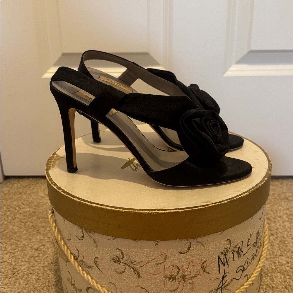 Valentino Garavani Black Rosette Sandal Heels - Picture 4 of 7